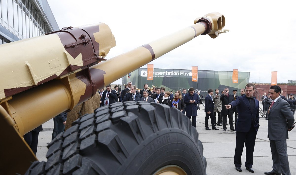 Vene sõjamasinate messil on UralVagonZavodi toodang alati suure tähelepanu all. Ühele sellisele osutabki Venemaa peaminister Dmitri Medvedev. Nüüd võib juhtuda, et tehas peab välisrahast suu puhtaks pühkima.