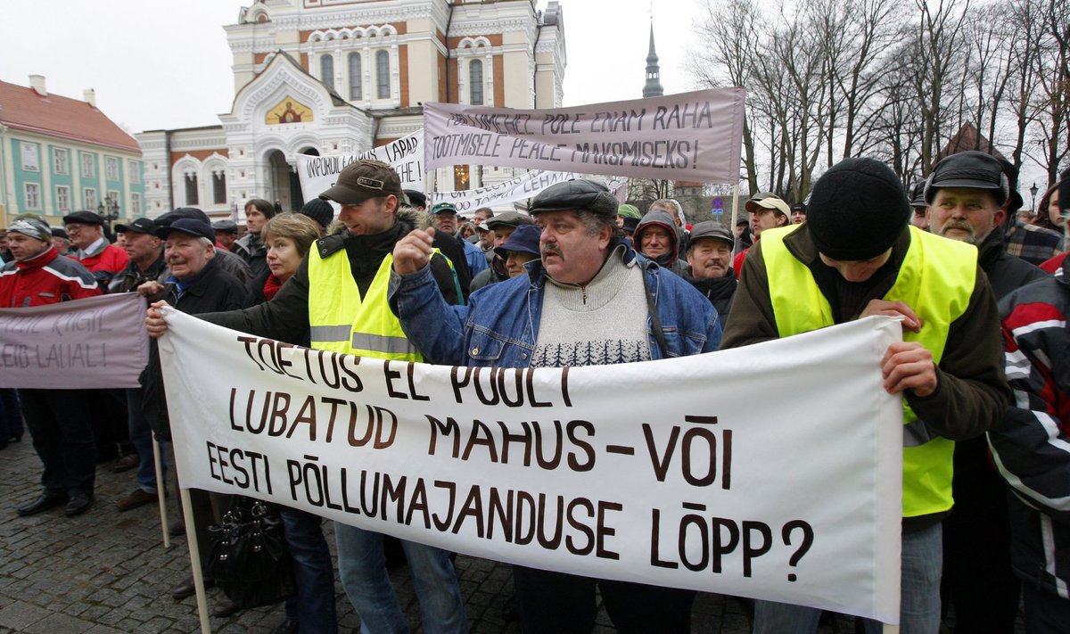 Põllumeeste meeleavaldus Toompeal 2009. aastal väheste toetuste vastu.Pildil plakati taga keskel Kissamärdi talu peremees Väino Viidebaum. 