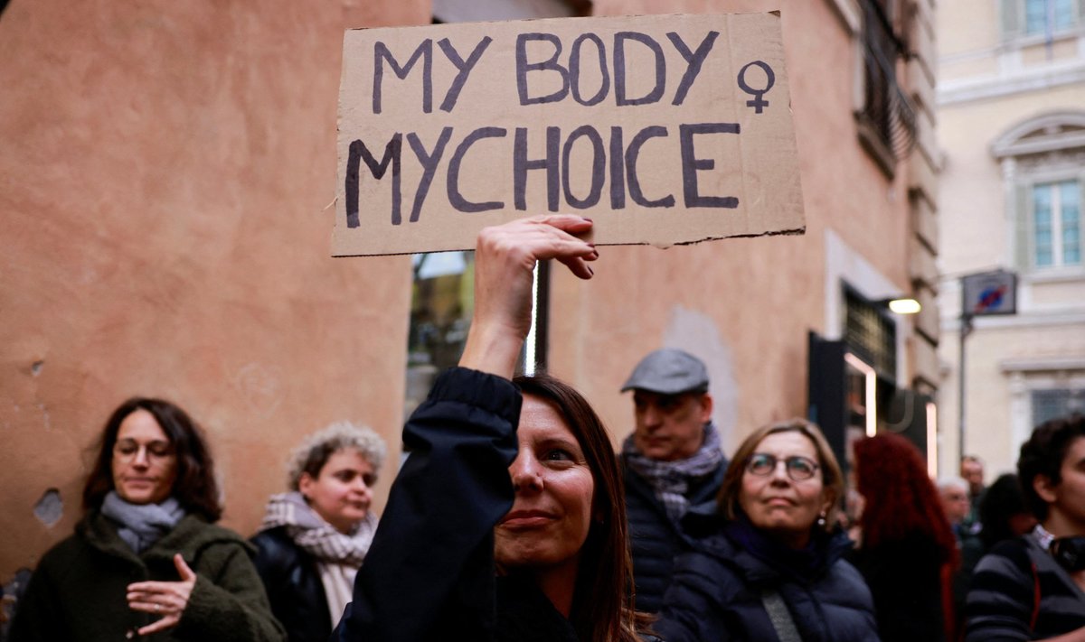 Meeleavaldus abordiseaduse muudatuse vastu Roomas.