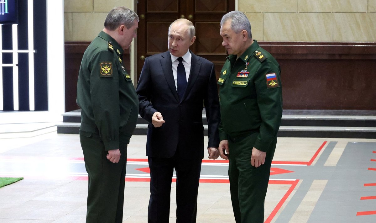 Слева направо: Герасимов, Путин, Шойгу