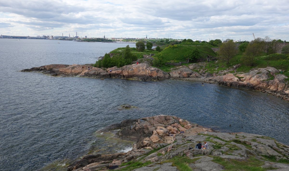 Piknikulised pildi alumises paremas nurgas. Igapäevane vaatepilt Suomenlinna kividel