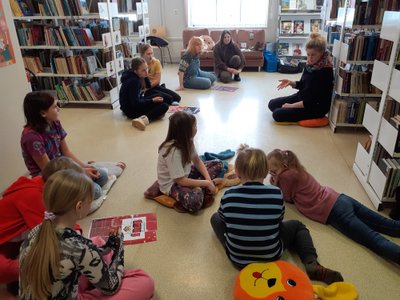 Talvisel koolivaheajal õppisid lapsed Karksi-Nuia raamatukogus lõbusate mängude ja juhendaja Inger Klesmenti vestlusringi kaudu, kuidas internetis ohutult tegutseda.