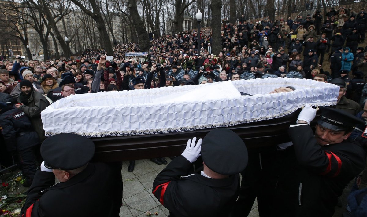 Sahharovi keskusest viidi Boriss Nemtsovi surnukeha mulda sängitamiseks Trojekurovskoje kalmistule, kuhu on maetud ka 2006. aastal tapetud ajakirjanik Anna Politkovskaja.