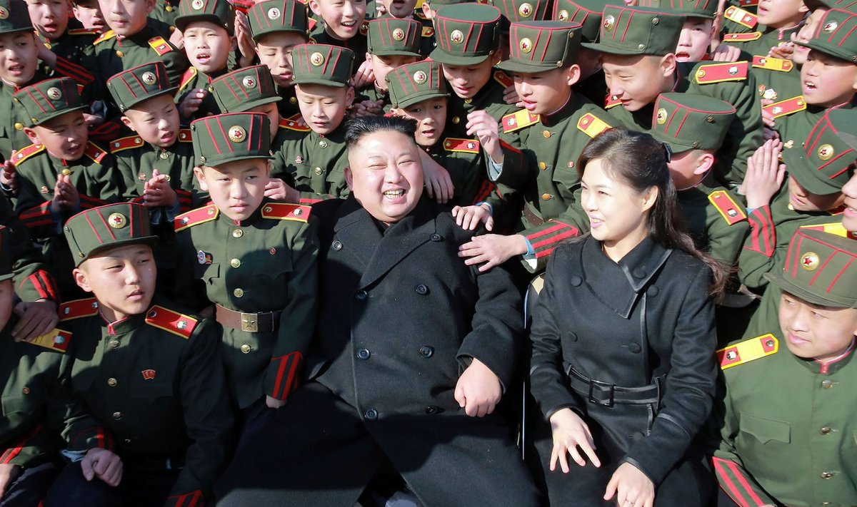 Kim Jong-un külastas abikaasa Ri Sol-juga sel kevadel Pyongyangi sõjakooli kasvandikke.