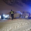 Вечером под Тапа в снегу застряли около 60 автомобилей. Хаос царил на дорогах по всей Эстонии. Сложные дорожные условияи сохранятся и в воскресенье!