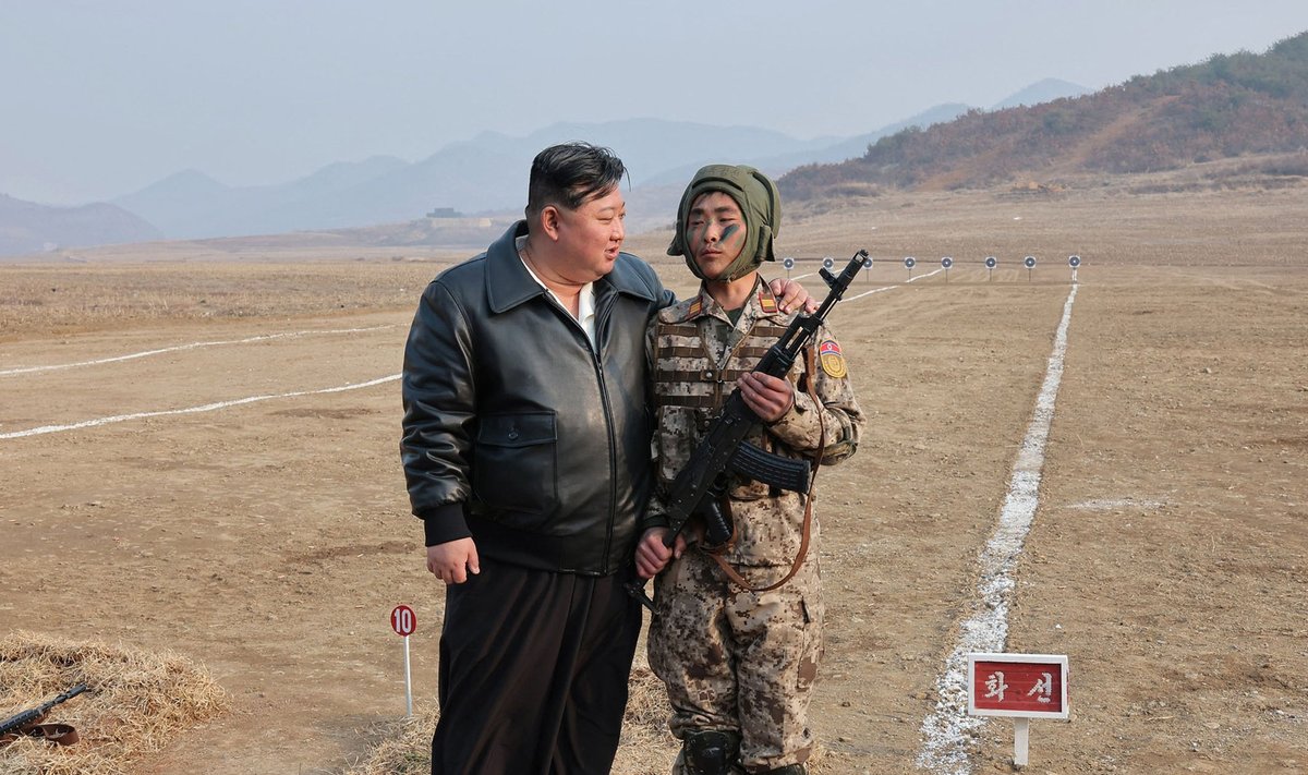 Северокорейский диктатор Ким Чен Ын во время военных учений.