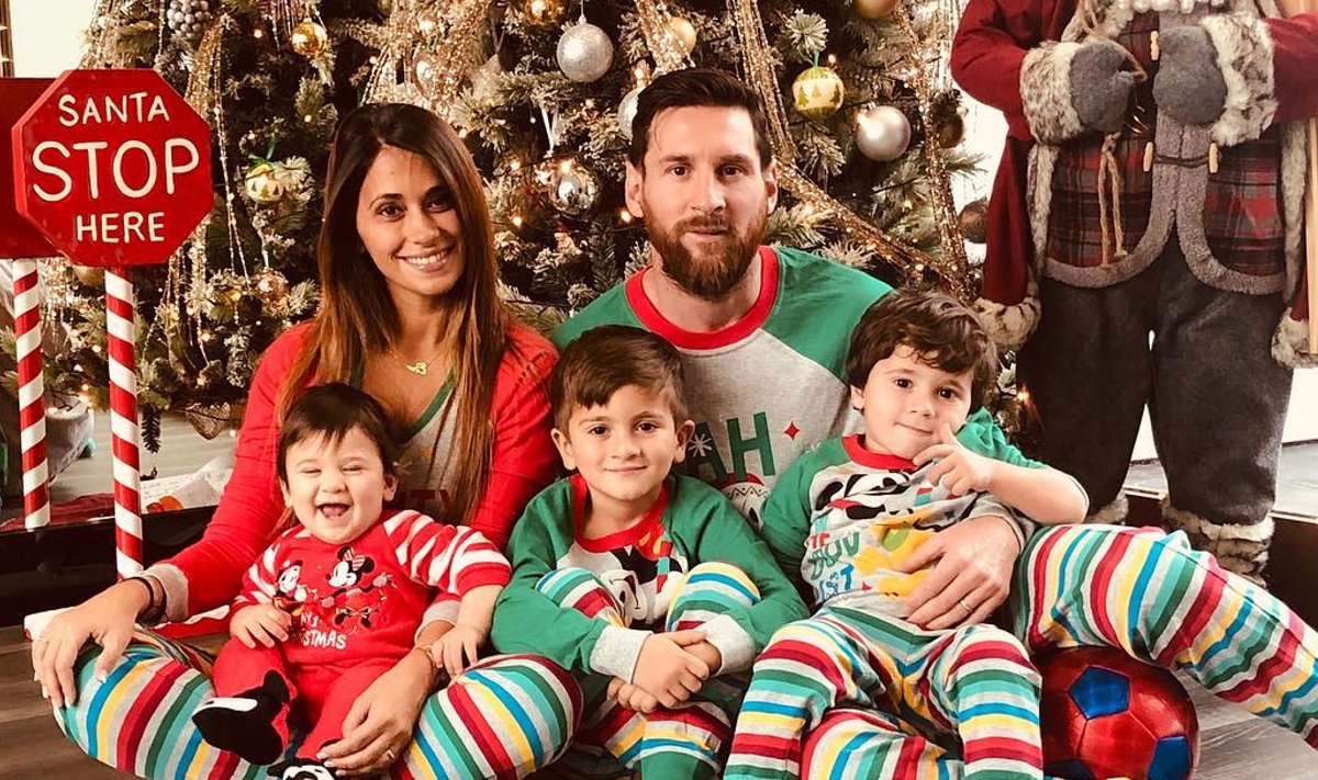 Lionel Messi koos perekonnaga jõulukuuse all.