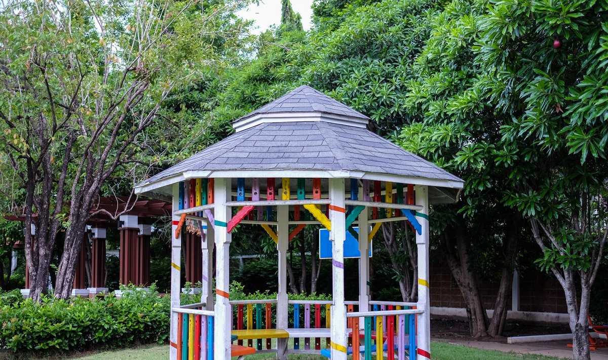 Värviline aiapaviljon