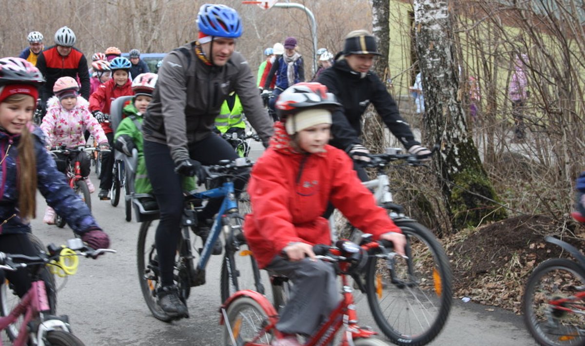 Sauelased nautisid rattasõitu kogu perega, oli nii noori kui eakamaid spordihuvilisi. Foto: Siiri Raagmets