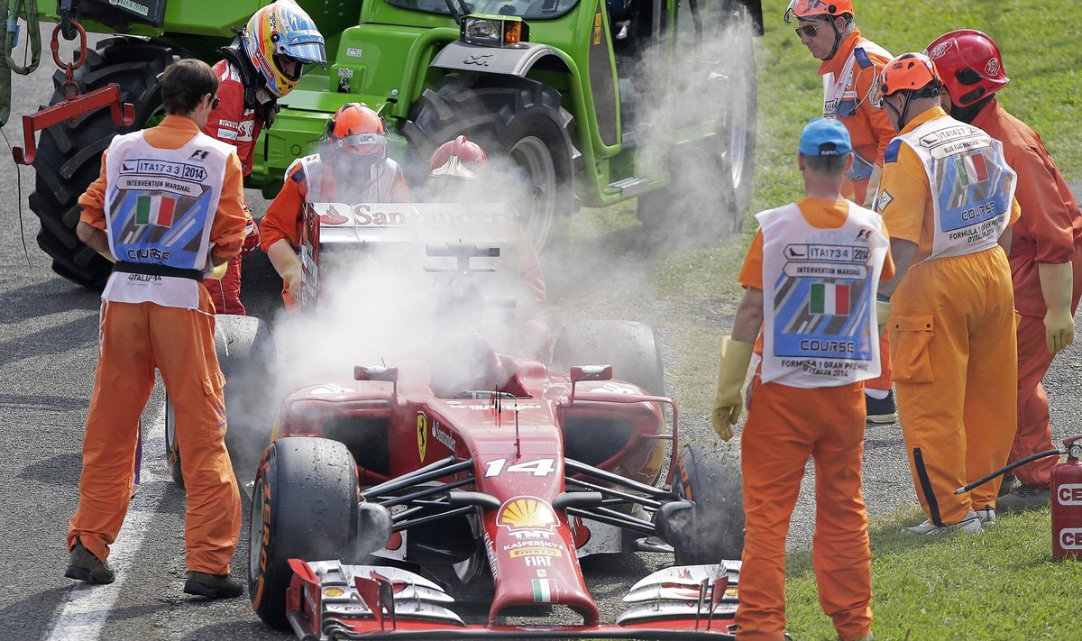 Fernando Alonso (vasakult teine) polnud sel hooajal varem kordagi katkestanud. Monzas sai see ilus seeria läbi.