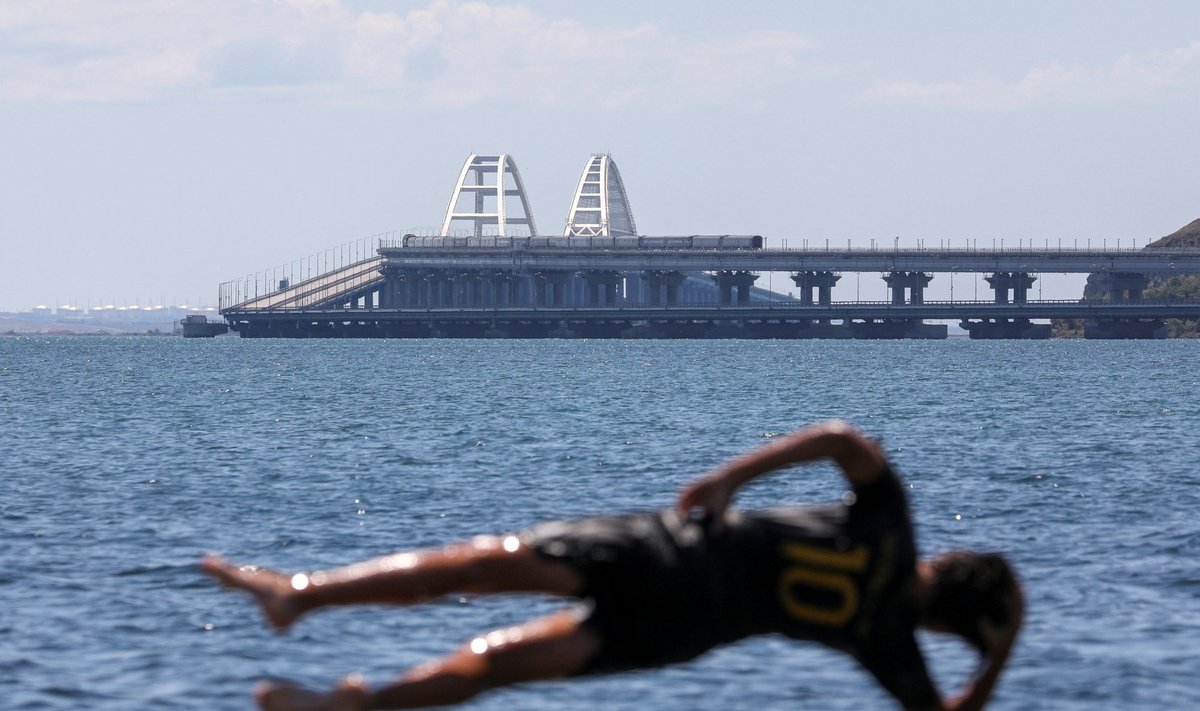 TAGASIVAADE SUVELE: Krimmi noormees hüppab Kertši väina ujuma, taustal Krimmi sild, mis on osutunud sõjas haavatavaks objektiks. Sestap otsivad venelased võimalust asuda kaevama tunnelit.