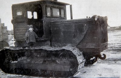 Üks Stepanovi lastest 1950-ndatel Gorno-Altaiskis linttraktori lindil