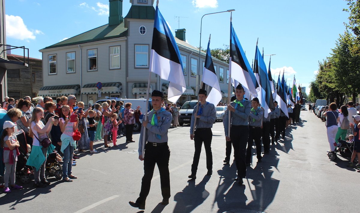 Eesti taasiseseisvumise 25. aastapäeva puhul oli täna Haapsalus lipurongkäik. 36 lipuga marsisid läbi linna Kaitseliidu ja Läänemaa omavalitsuste esindajad toomkirikusse, kus peeti jumalateenistus. Lipurongkäigu ees lisasid sammujatele rütmi A. Le Coqi Löögirühma trummarid.