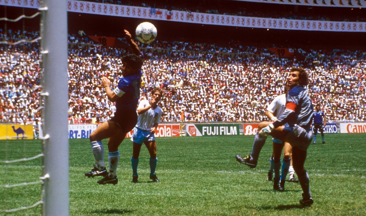 Maradona lööb käega värava