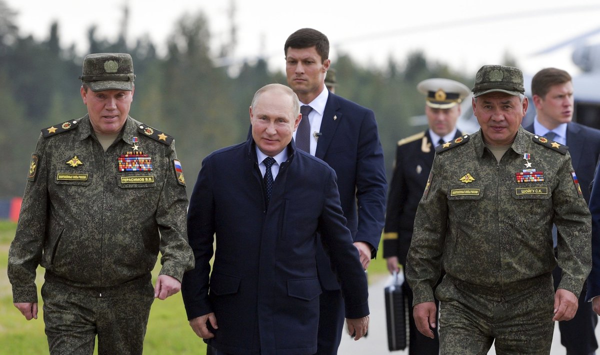 Президент России Владимир Путин (в центре), министр обороны России Сергей Шойгу (справа) и начальник генерального штаба ВС РФ Валерий Герасимов