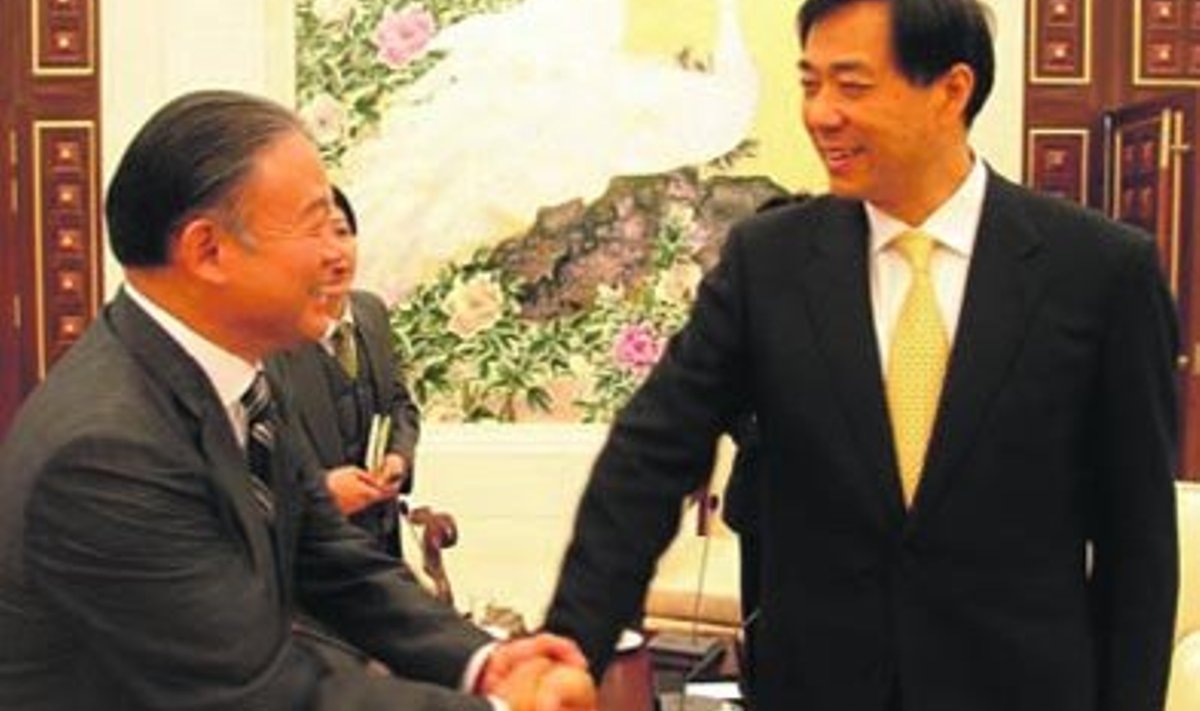 YKK juht Tadahiro Yoshida (paremal) – 45% tõmbluku turust kuulub sellele mehele.