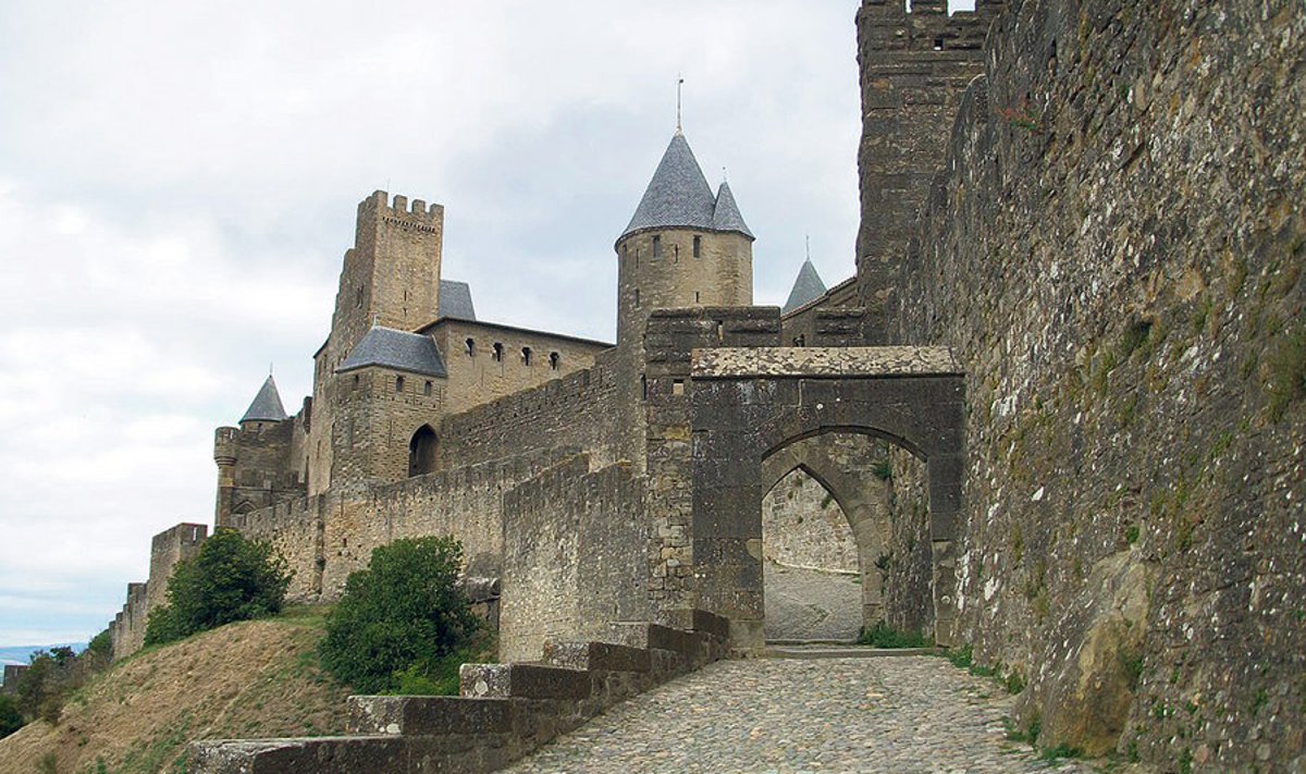         Muinasjutulises Carcassonne’i  linnas oli tunne, et kohe  ratsutab nurga tagant välja raudrüütel.