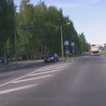 VIDEO: Joobes jalgrattur kihutab sebrale ja saab autolt löögi