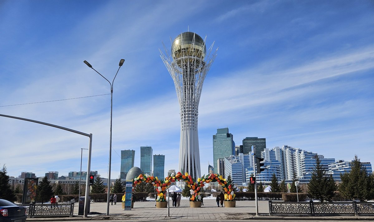 Kui oleks siin jalutanud kaks aastat tagasi, saanuks öelda, et Nur-Sultani sümbol ja suurim turistiatraktsioon on Baitereki torn. Nüüd on linna nimi Astana. 
