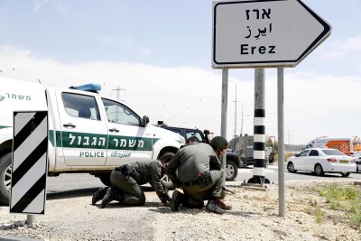 Iisraeli politseinikud varjuvad läheneva raketi eest