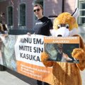 ФОТО | Рийгикогу решает судьбу пушных ферм в Эстонии. Защитники животных проводят демонстрацию на Тоомпеа