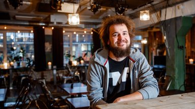 Koomik Sander Õigus: monotüki-meestel ja stand-up’i etendustel on väga suur vahe. Miks viimane näitlejaid nii väga paelub?