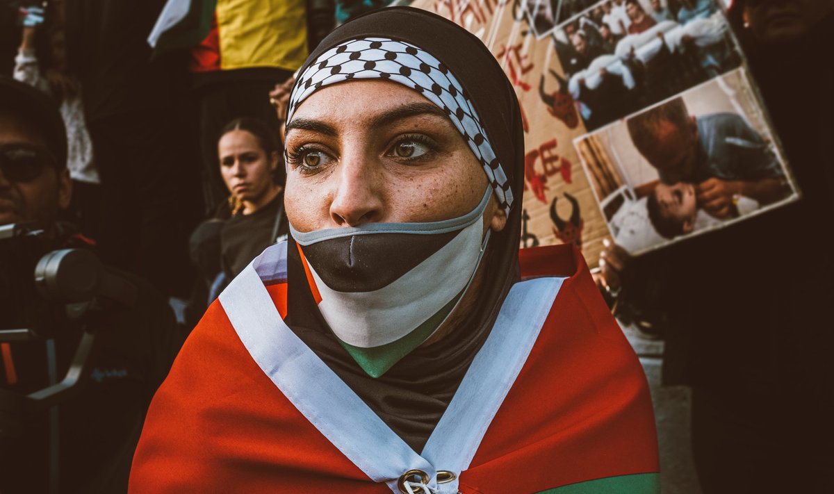 MITME TULE VAHEL: „Kuigi maailm raamistab selle „konflikti“ sageli Iisrael vs. Palestiina või judaism vs. islam, on tegelikkus palju keerulisem,“ kirjutab ajakirjanik Maria Rashed. Fotol on Palestiinale toetust avaldav meeleavaldaja Pariisis.
