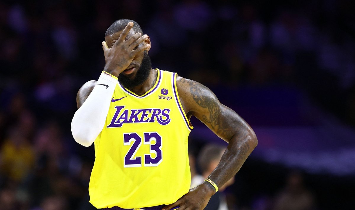 LeBron James hoidmas peast kinni viimasel veerandil, mille Lakers kaotas Philadelphiale 14:40.