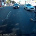LUGEJA VIDEO: Tõukerattaga poiss oleks äärepealt auto alla jäänud!