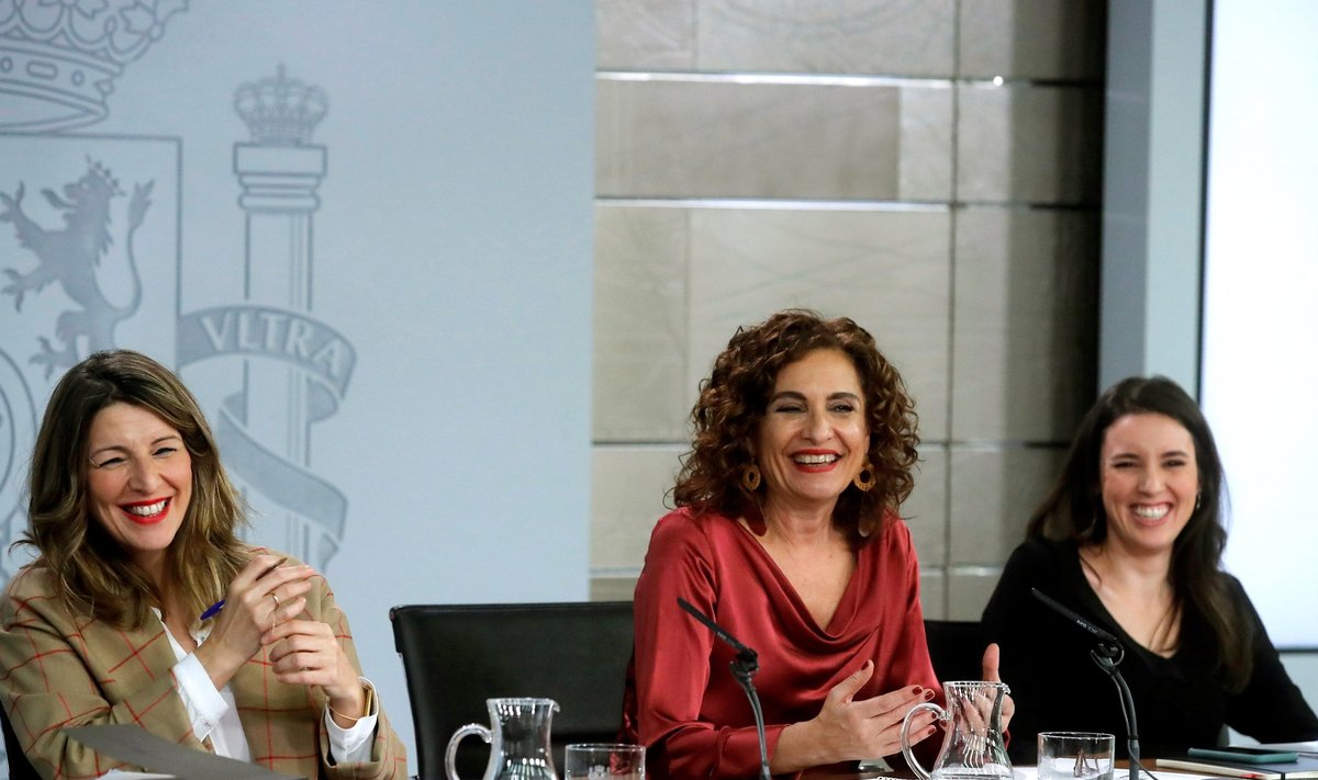 Hispaania valitsuskabineti ministrid teisipäevasel pressikonverentsil. Vasakult: tööminister Yolanda Diaz, rahandusminister Maria Jesus Montero ja võrdõiguslikkuse minister Irene Montero.