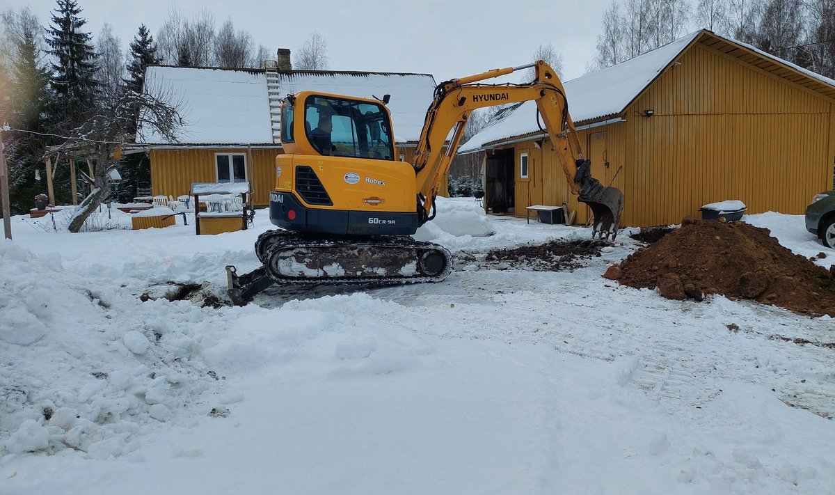 Puurkaevu ja veetorustik rajamiseks toodi kohale rasketehnika.