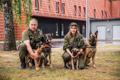 Janek ja Kersti Nüüd koos oma teenistuskoertega - vasakult vaadates Otto 2 (Ott), Felix, Ärnest (Ärni) ja Aron