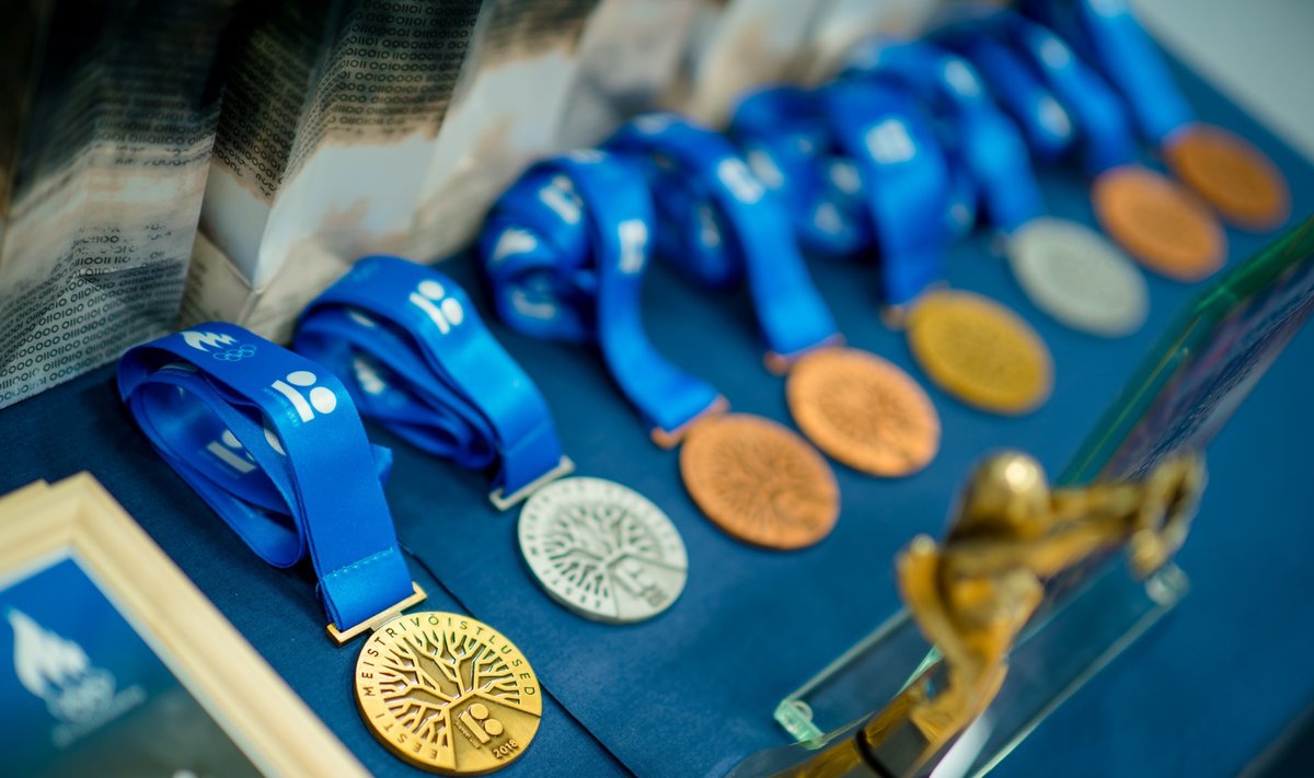Peaminister ja EOK president panid noortele vehklejatele kaela EV100-le pühendatud Eesti meistrivõistluste medalid