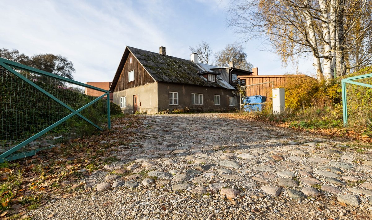EBASEADUSLIK? Vaidlusalune munakivitee Viljandis Reinu teel.