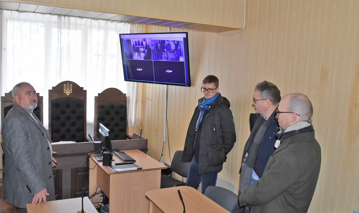 Borodjanka kohtu esimees Hennadi Stasenko (vasakul) näitab Eesti riigikohtunikele Ivo Pilvingule, Villu Kõvele ja Paavo Randmale kortermaja tuppa kohandatud kohtusaali.