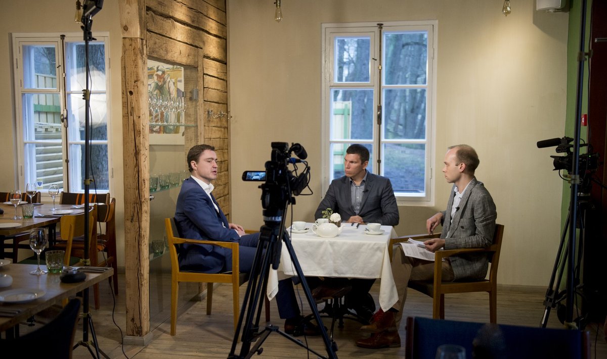 Peaminister Taavi Rõivas (vasakul) kinnitas intervjueerijatele Priit Simsonile (keskel) ja Raimo Poomile, et hoolimata kõikidest maailma ja Euroopa kriisidest ei ole Eestil sugugi halvasti läinud.