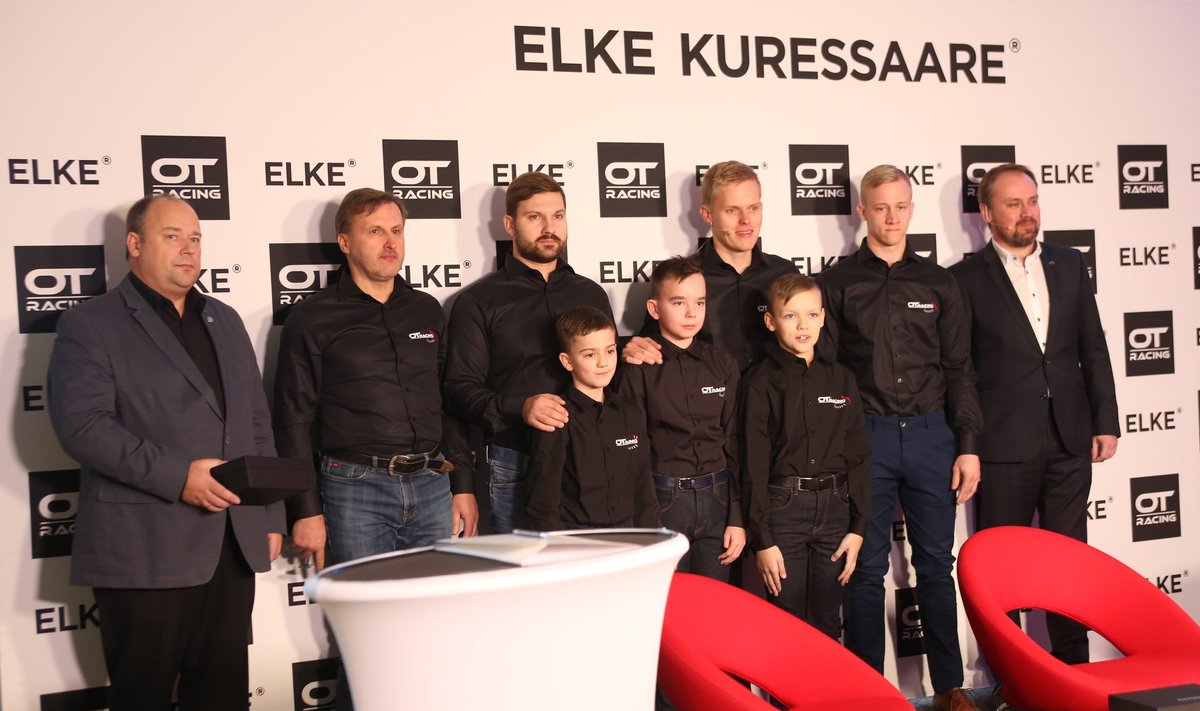 Ott Tänak, lapsevanem Silver Bakhoff ja Ivar Tänak poseerivad koos rallikooli noorte õpilastega.