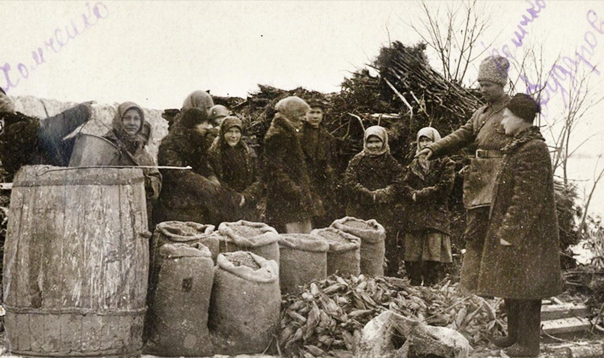 Fotol: Punaarmee sõdurid konfiskeerivad Odessa külaleanikelt nende kasvatatud köögiviljasaagi. Aasta on 1932.