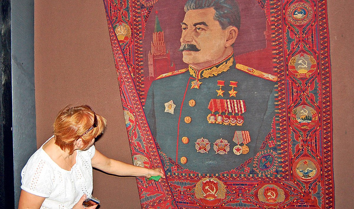 Võrumaa  naine Ritta Nutov uurib,  kas Turk­menistani käsitöölised  tegid ka  kvaliteetset  tööd, ning avastab,  et tegu on ülipeene  ristpistega.  Muidu on Stalini  muuseum üks rusuv koht, kuhu keegi tagasi  minna  ei plaani.