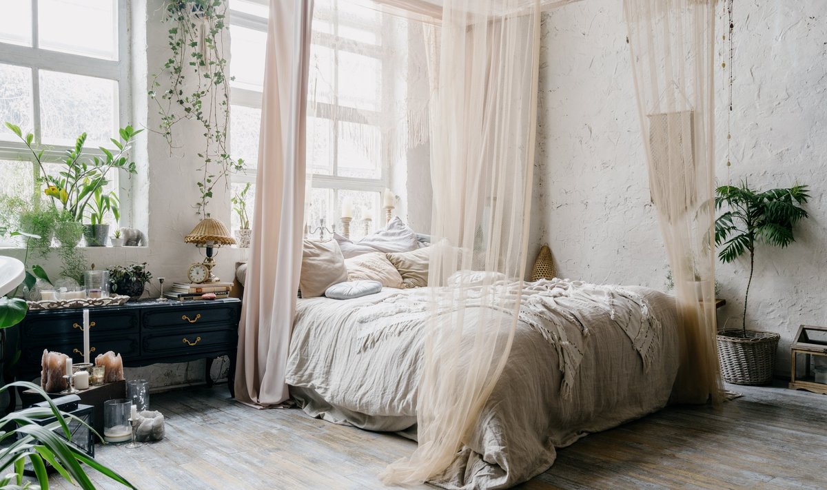 Bohemian,Styled,Cozy,Bedrom,With,King,Sized,Bed,With,Baldachin
