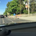 FOTO: Delfi lugeja: Tase! Kõnniteel oleva augu parandamiseks pandi Tallinnas ka sõidutee üks rida kinni