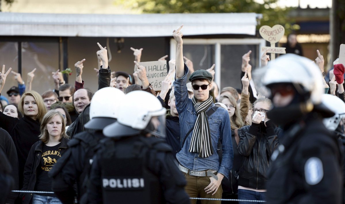 Soome märulipolitsei mullu sügisel Helsingis pagulastevastast meeleavaldust valvamas.