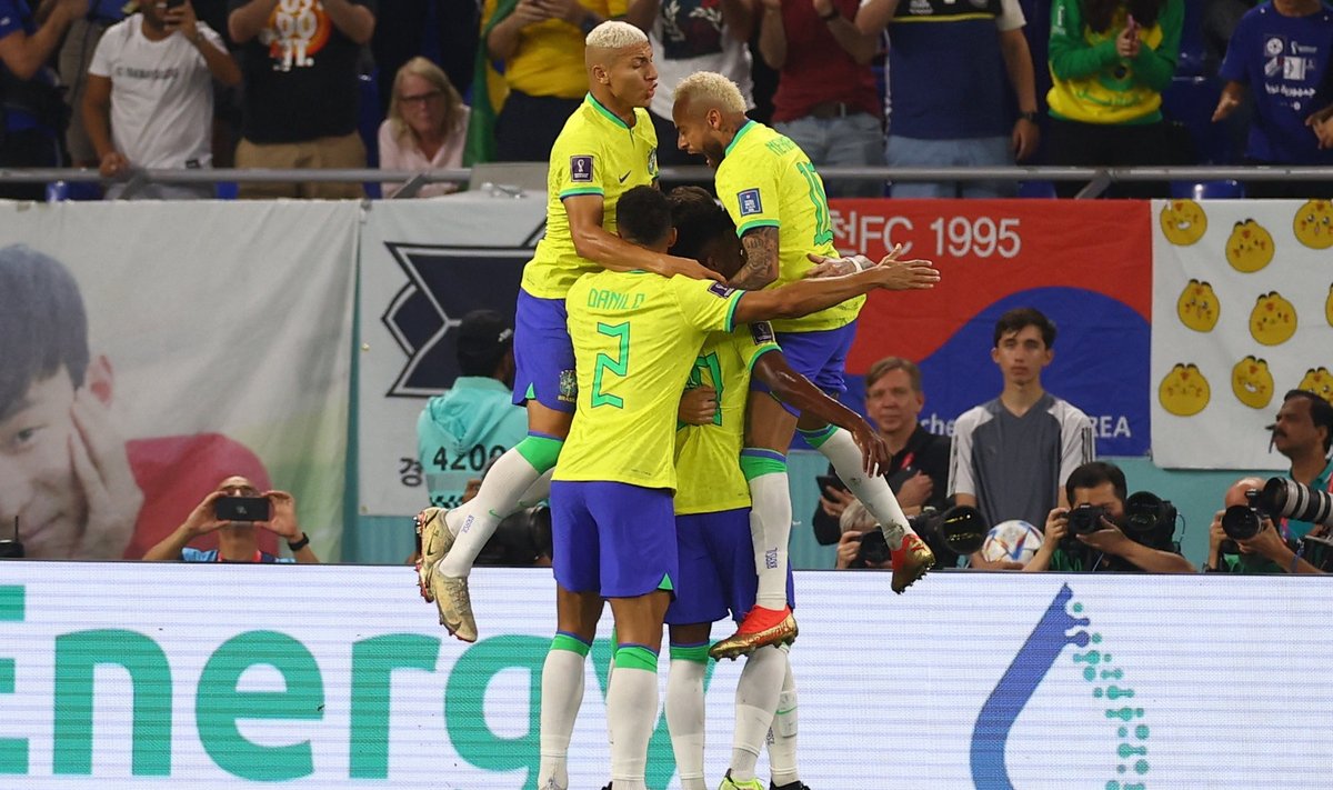 Бразильцы празднуют первый гол