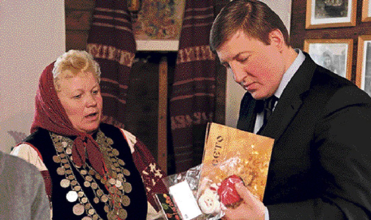Pihkva kuberner Andrei Turtšak oma kuulsal külaskäigul setu talumuuseumis Ridaja (Sigovo) külas. Muuseumi juht ja setude seltsi liider Helju Majak annab talle üle kingitusi.