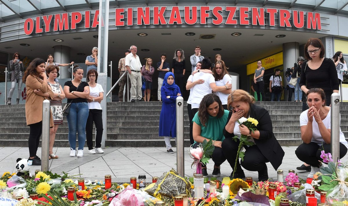 Leinajad eile Müncheni ostukeskuse juures, kus Saksa-Iraani päritolu noormees tappis reedel üheksa inimest ja enda. 