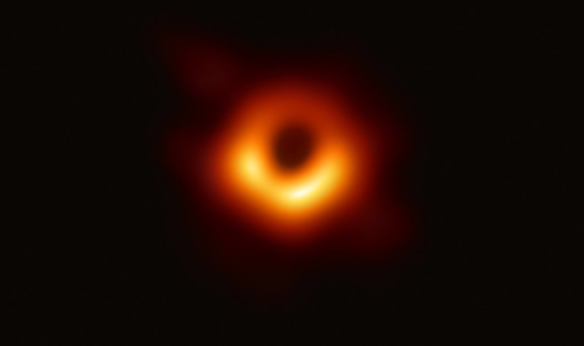 Hiljuti valmis spetsiaalselt musta augu pildistamiseks loodud EHT-teleskoobi abil esimene pilt mustast august (ja selle varjust). / Wikimedia Commons / ESO