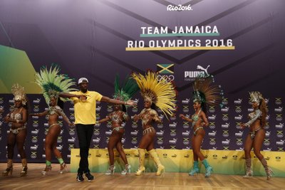 Usain Bolt Rio olümpia pressikonverentsil koos sambatantsijatega