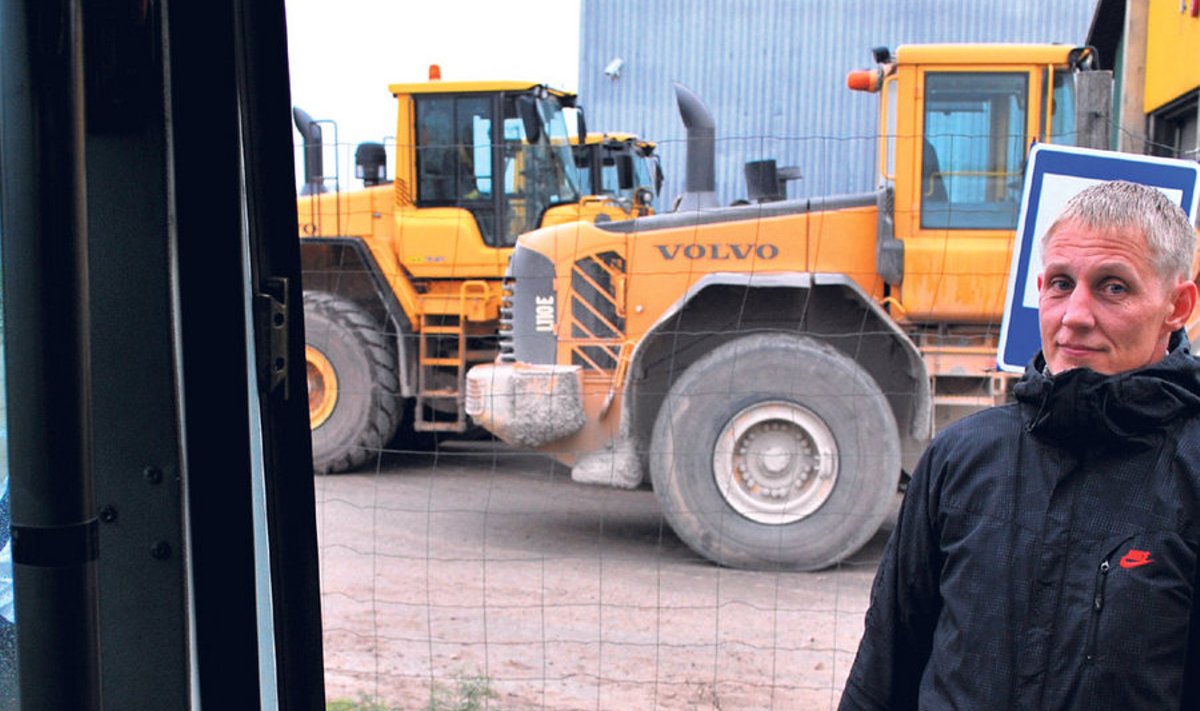 Tarmo Eit ootab firma bussi, et sõita tööle Võrumaal asuvasse puiduettevõttesse AS Barrus.
