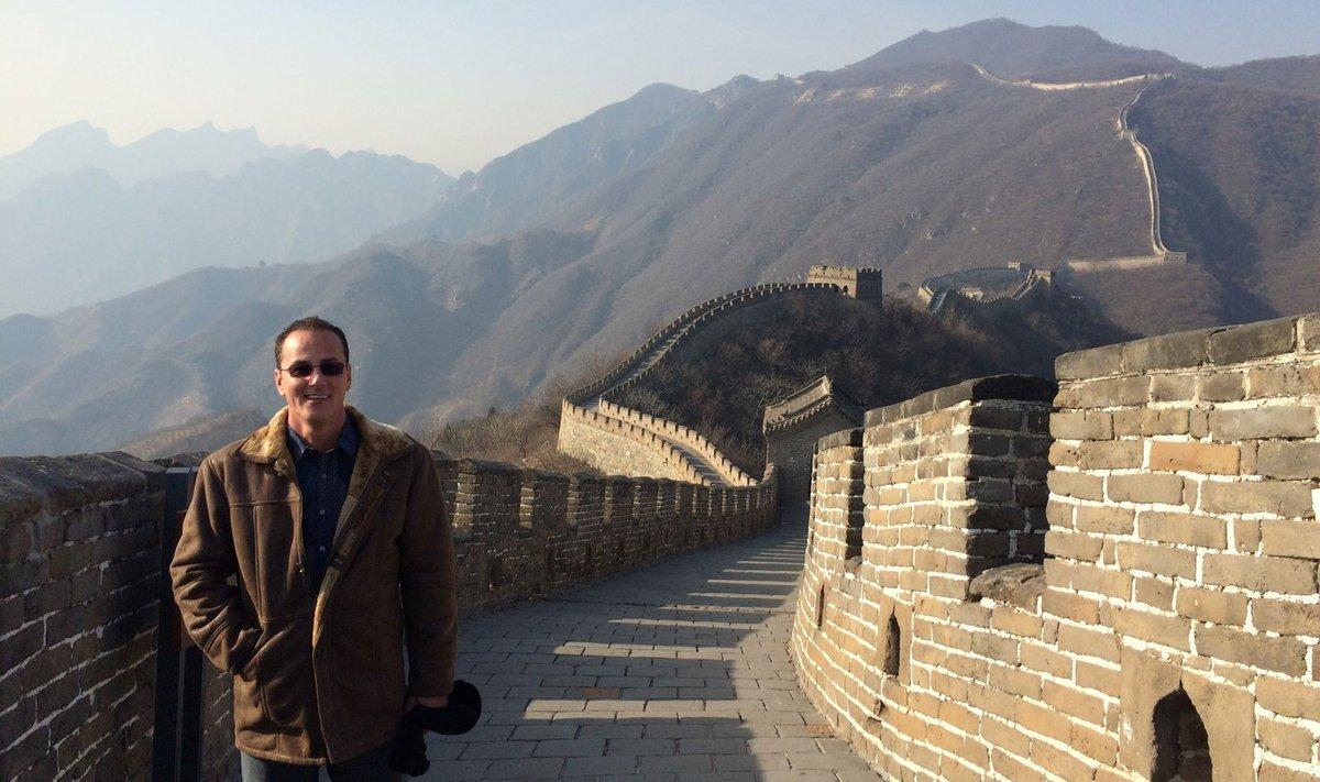 Росс Роджио позирует у Китайской стены (2018 год)