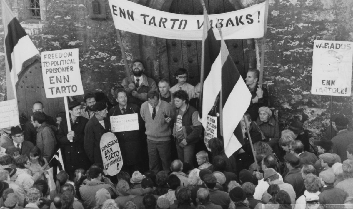 Meeleavaldus 25. septembril 1988 Tallinna raekoja ukse ees.